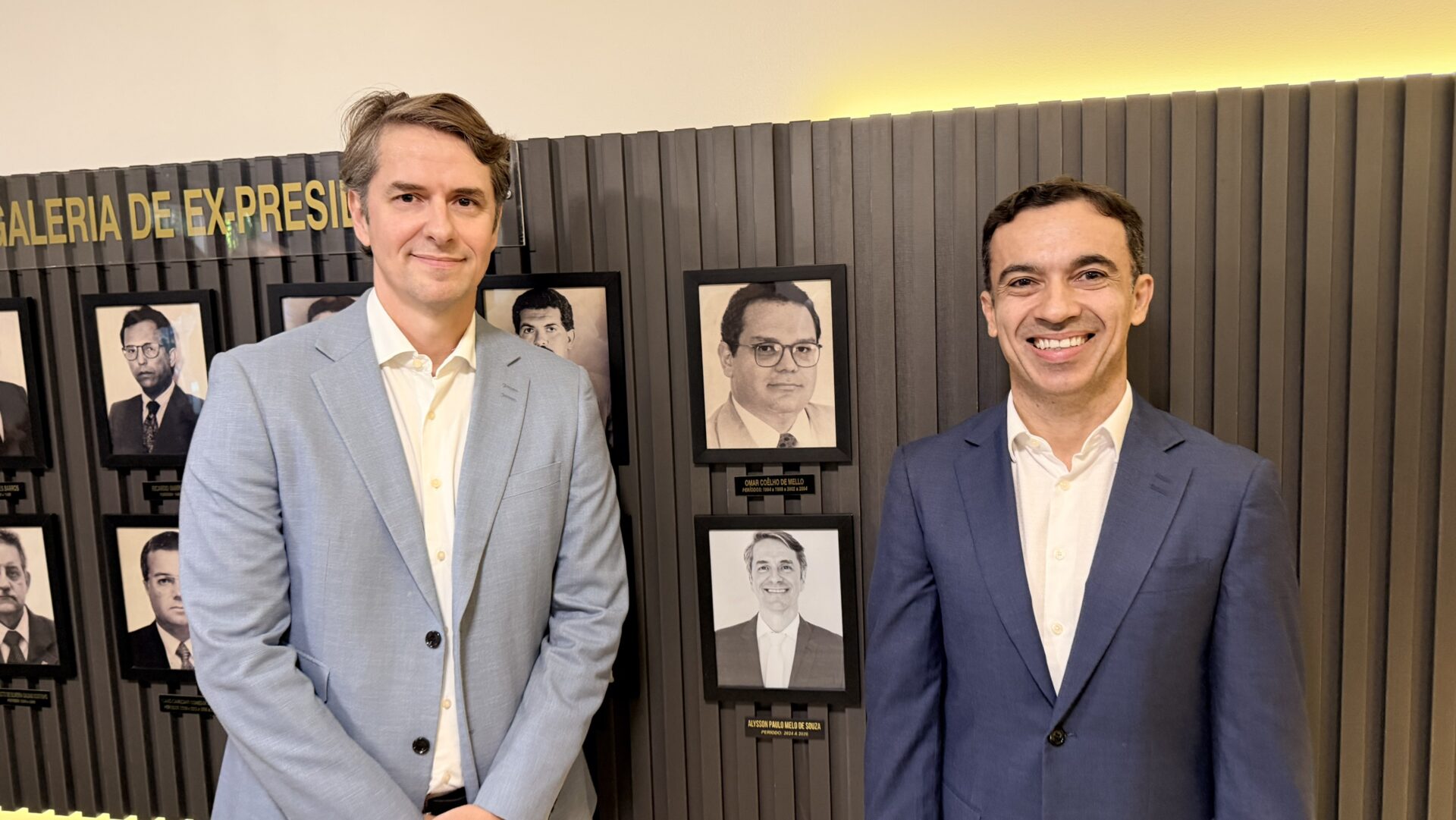 APE/AL homenageia ex-presidente Alysson Souza com aposição de placa na Galeria de Ex-Presidentes